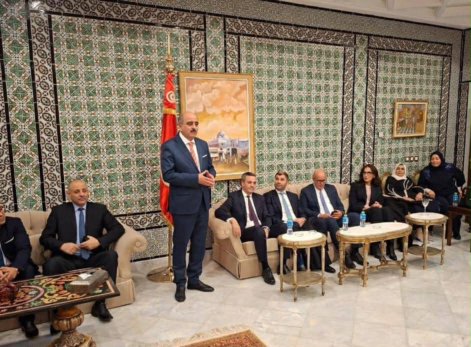 وزير الخارجية يلتقي أفراد من الجالية التونسية المقيمة بالمملكة العربية السعودية