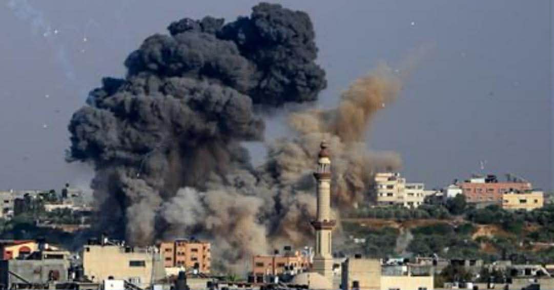 غارات الإحتلال تستهدف مصانع بتروكيماوية في إيران